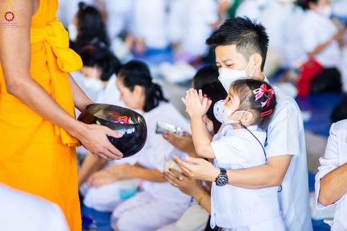 ภาพ No.81506:พิธีตักบาตร ข้าวสารอาหารแห้ง และพิธีบูชาข้าวพระ ณ สภาธรรมกายสากล วัดพระธรรมกาย วันเสาร์ที่ 3 มิถุนายน 2566