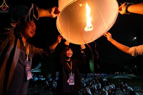 ภาพ No.46464:พิธีจุดโคมวิสาขประทีป วันวิสาขบูชา พ.ศ. 2565 ณ ประเทศอินโดนีเซีย