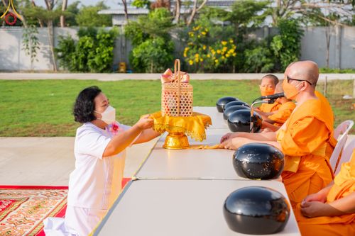 ภาพ No.45942:ประมวลภาพพิธีตักบาตร โครงการบรรพชาสามเณรฟื้นฟูพระพุทธศาสนาทั่วไทย ณ ศูนย์ปฏิบัติธรรมสมุทรปราการบางบ่อ 