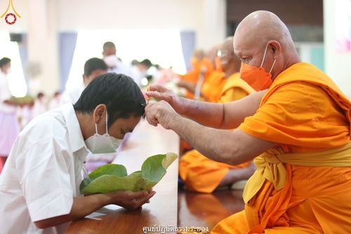 ภาพ No.39454:พิธีตัดปอยผม ปลงผม ขอขมารับผ้าไตรและพิธีบรรพชา ในโครงการอุปสมบท บูชาธรรมมหาปูชนียาจารย์ ประจำปี 2564  ชุดที่ 2
