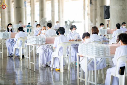 ภาพ No.49407:ประมวลภาพสาธุชนร่วมรับบุญ แกะถ่าน Led วันที่ 10 สิงหาคม พ.ศ. 2565 ณ วัดพระธรรมกาย