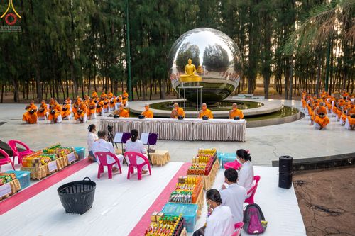 ภาพ No.45896:ประมวลภาพพิธีตักบาตรและทอดผ้าป่า โครงการบรรพชาสามเณรฟื้นฟูพระพุทธศาสนาทั่วไทย ณ อนุสรณ์สถานพระมงคลเทพมุนี