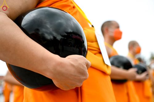 ภาพ No.46068:ประมวลภาพพิธีตักบาตรคณะสงฆ์เถรวาทนานาชาติ 500 รูป ณ วัดบาหว่าง จังหวัดกวางนิญ ประเทศเวียดนาม