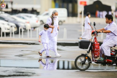 ภาพ No.52213:ประมวลภาพพิธีตักบาตรข้าวสารอาหารแห้ง (วันอาทิตย์ต้นเดือนตุลาคม) ณ บ้านแก้วเรือนทองคุณยายฯ วัดพระธรรมกาย