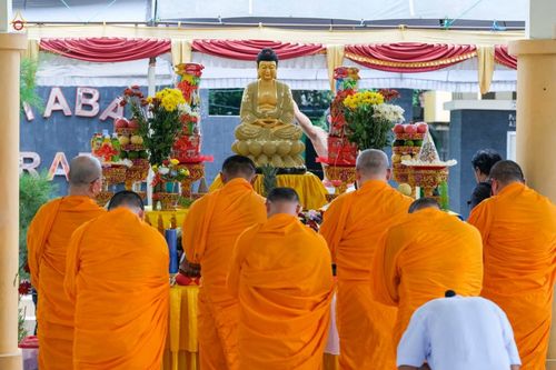 ภาพ No.46227:ประมวลภาพพิธีอัญเชิญไฟศักดิ์สิทธิ์ จากวัดเมินดุต ไปยังพระมหาเจดีย์บรมพุทโธ