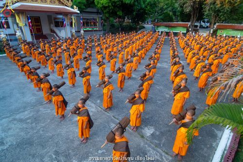 ภาพ No.39928:คณะพระภิกษุ - สามเณร วัดบ้านขุนกว่า ๓๐๐ รูป เดินธรรมยาตราฉลองแชมป์บาลี ๒๕๖๔