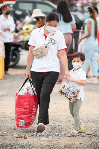 ภาพ No.49465:ประมวลภาพพิธีตักบาตรพระสงฆ์ 1,091 รูป เนื่องในวันแม่แห่งชาติ ณ ตลาดจัมโบ้ ชุดที่ 1