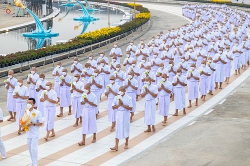 ภาพ No.44187:ประมวลภาพพิธีเวียนประทักษิณ, พิธีวันทาพระมหาธรรมกายเจดีย์ และพิธีขอขมารับผ้าไตร โครงการบวชภาคฤดูร้อน พ.ศ. 2565