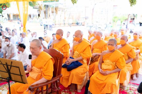 ภาพ No.48427:ประมวลภาพประธานมูลนิธิธรรมกายถวายเทียนพรรษา 43 วัด ในเขตจังหวัดไพลิน ประเทศกัมพูชา