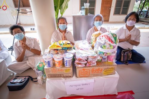 ภาพ No.45867:ประมวลภาพพิธีตักบาตรสรงน้ำพระ โครงการบรรพชาสามเณรฟื้นฟูพระพุทธศาสนาทั่วไทย ณ ศูนย์อบรมเยาวชนบางปะหัน