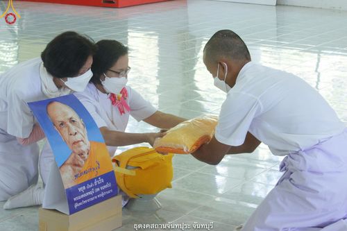 ภาพ No.42047:พิธีตัดปอยผม ปลงผม ขอขมารับผ้าไตรและพิธีบรรพชา ในโครงการอุปสมบท บูชาธรรมมหาปูชนียาจารย์ ประจำปี 2564 ชุดที่ 20