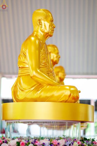 ภาพ No.47825:ประมวลภาพพิธีปิดแผ่นทองรูปเหมือนพระมงคลเทพมุนี (สด จนฺทสโร) พระผู้ปราบมาร และดวงแก้วธรรมชัย