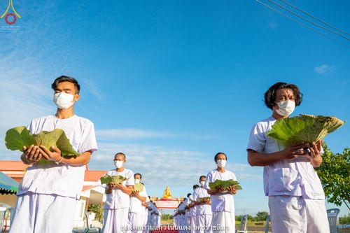 ภาพ No.40244:พิธีตัดปอยผม ปลงผม ขอขมารับผ้าไตรและพิธีบรรพชา ในโครงการอุปสมบท บูชาธรรมมหาปูชนียาจารย์ ประจำปี 2564 ชุดที่ 11