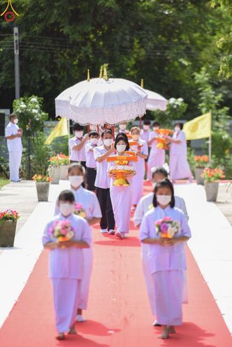 ภาพ No.51896:พิธีทอดผ้าป่าต่อเติมส่วนขยายหอฉันคุณยาย และเปิดป้ายคุณยายอาจารย์มหารัตนอุบาสิกาจันทร์ ขนนกยูง ณ ศูนย์ปฎิบัติธรรมสระบุรี