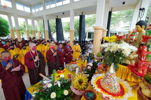 ภาพ No.46225:ประมวลภาพพิธีอัญเชิญไฟศักดิ์สิทธิ์ จากวัดเมินดุต ไปยังพระมหาเจดีย์บรมพุทโธ