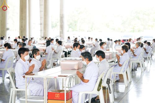 ภาพ No.49408:ประมวลภาพสาธุชนร่วมรับบุญ แกะถ่าน Led วันที่ 10 สิงหาคม พ.ศ. 2565 ณ วัดพระธรรมกาย