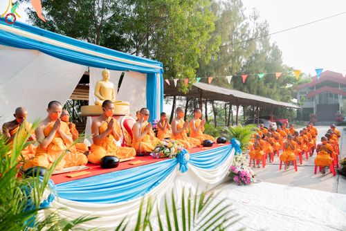 ภาพ No.45808:ประมวลภาพพิธีตักบาตรสามเณรใหม่ โครงการบรรพชาสามเณรฟื้นฟูพระพุทธศาสนาทั่วไทย ณ ศูนย์ปฏิบัติธรรมพระนครศรีอยุธยา