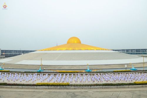 ภาพ No.44184:ประมวลภาพพิธีเวียนประทักษิณ, พิธีวันทาพระมหาธรรมกายเจดีย์ และพิธีขอขมารับผ้าไตร โครงการบวชภาคฤดูร้อน พ.ศ. 2565