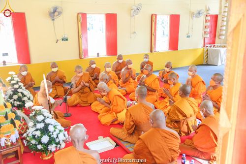 พิธีตัดปอยผม ปลงผม ขอขมารับผ้าไตรและพิธีบรรพชา ในโครงการอุปสมบท บูชาธรรมมหาปูชนียาจารย์ ประจำปี 2564 ชุดที่ 18