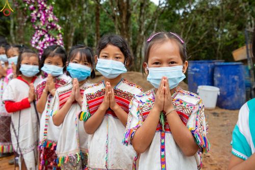 ภาพ No.50605:ประมวลภาพพิธีตักบาตร ณ วัดแม่แพ จ.แม่ฮ่องสอน เนื่องในวันธรรมชัย