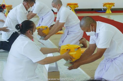 ภาพ No.42049:พิธีตัดปอยผม ปลงผม ขอขมารับผ้าไตรและพิธีบรรพชา ในโครงการอุปสมบท บูชาธรรมมหาปูชนียาจารย์ ประจำปี 2564 ชุดที่ 20