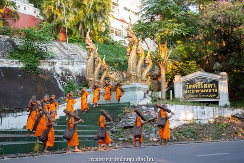 ภาพ No.39929:คณะพระภิกษุ - สามเณร วัดบ้านขุนกว่า ๓๐๐ รูป เดินธรรมยาตราฉลองแชมป์บาลี ๒๕๖๔