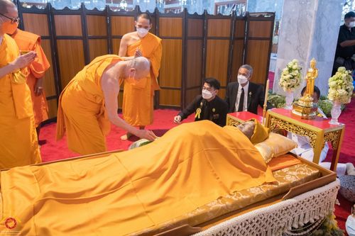 ภาพ No.40740:คณะสงฆ์วัดพระธรรมกาย ร่วมสรงน้ำสรีระสังขาร สมเด็จพระมหารัชมังคลาจารย์ (ช่วง วรปุญโญ
