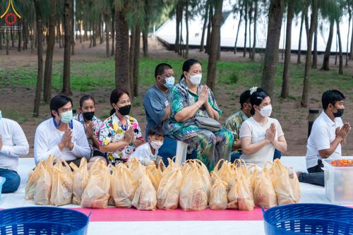 ภาพ No.45895:ประมวลภาพพิธีตักบาตรและทอดผ้าป่า โครงการบรรพชาสามเณรฟื้นฟูพระพุทธศาสนาทั่วไทย ณ อนุสรณ์สถานพระมงคลเทพมุนี