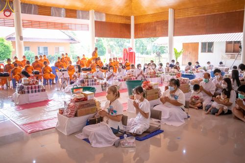 ภาพ No.45869:ประมวลภาพพิธีตักบาตรสรงน้ำพระ โครงการบรรพชาสามเณรฟื้นฟูพระพุทธศาสนาทั่วไทย ณ ศูนย์อบรมเยาวชนบางปะหัน
