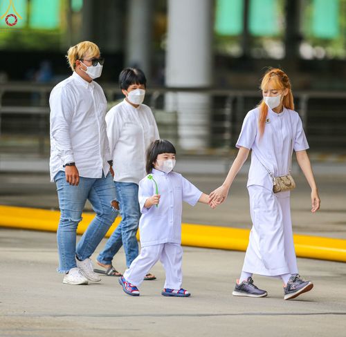 ภาพ No.52214:ประมวลภาพพิธีตักบาตรข้าวสารอาหารแห้ง (วันอาทิตย์ต้นเดือนตุลาคม) ณ บ้านแก้วเรือนทองคุณยายฯ วัดพระธรรมกาย