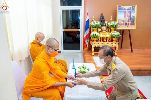 ภาพ No.47415:ประมวลภาพวัดพระธรรมกาย มูลนิธิธรรมกาย และคณะศิษยานุศิษย์ฯ รับมอบโล่เกียรติคุณผู้สนับสนุนการขับเคลื่อน “โครงการ Drive thru เจอ แจก จบ เพื่อชาวปทุมฯ”