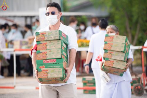 ภาพ No.49464:ประมวลภาพพิธีตักบาตรพระสงฆ์ 1,091 รูป เนื่องในวันแม่แห่งชาติ ณ ตลาดจัมโบ้ ชุดที่ 1