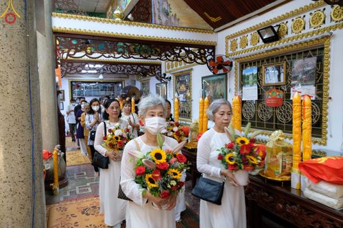 ภาพ No.47882:ประมวลภาพมูลนิธิธรรมกาย ถวายเทียนพรรษา อัญเชิญพระธาตุถวายวัดเถรวาทเวียดนาม