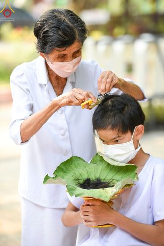 ภาพ No.44903:ประมวลภาพพิธีรรพชา โครงการบรรพชาสามเณรฟื้นฟูพระพุทธศาสนาทั่วไทย ณ ศูนย์อบรมเยาวชนบุญประสาน