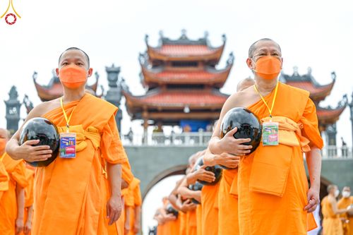 ภาพ No.46072:ประมวลภาพพิธีตักบาตรคณะสงฆ์เถรวาทนานาชาติ 500 รูป ณ วัดบาหว่าง จังหวัดกวางนิญ ประเทศเวียดนาม