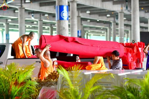 ภาพ No.219013:วันที่ 18-20 เมษายน พ.ศ. 2568 การเตรียมงานในลานธรรม , วิหารคด เพื่องานวันคุ้มครองโลก 22 เมษายน พศ. 2568