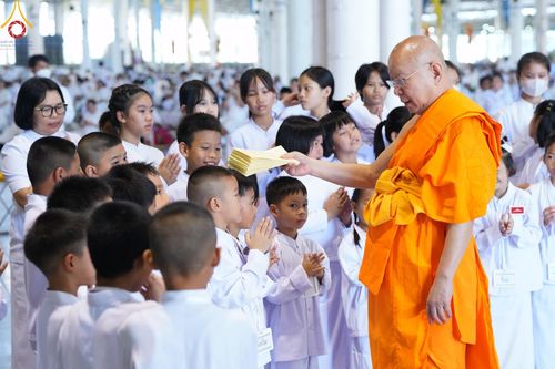 ภาพ No.143468:พิธีตักบาตร ข้าวสารอาหารแห้ง ณ บ้านแก้วเรือนทองคุณยายฯ และ พิธีบูชาข้าวพระ  ณ สภาธรรมกายสากล วัดพระธรรมกาย วันอาทิตย์ที่ 7 กรกฎาคม พ.ศ. 2567