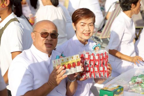 ภาพ No.235226:วันอาทิตย์ที่ 27 กรกฎาคม พ.ศ. 2568 พิธีตักบาตรพระ1,000 รูป ทำบุญเมืองพัทลุง ประธานสงฆ์ พระปริยัติวชิโรดม  เจ้าคณะจังหวัดพัทลุง ประธานฆราวาส นายรัฐศาสตร์ ชิดชู  ผู้ว่าราชการจังหวัดพัทลุง