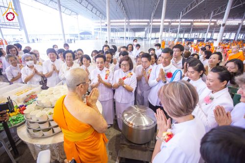 ภาพ No.203747:พิธีถวายภัตตาหารเป็นสังฆทาน แด่พระธรรมยาตรา ณ วัดพระธรรมกาย ตำบลคลองสาม อำเภอคลองหลวง จังหวัดปทุมธานี ในโครงการธรรมยาตรา กตัญญูบูชา มหาปูชนียาจารย์ พระมงคลเทพมุนี(สด จนฺทสโร) พระผู้ปราบมาร อนุสรณ์สถาน 7 แห่ง ปีที่ 13 วันที่ 30 มกราคม พ.ศ. 2568