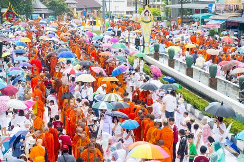 ภาพ No.226152:วันอาทิตย์ที่ 25 พฤษภาคม พ.ศ. 2568 พิธีตักบาตรพระ 1,000 รูปเมืองตรัง ครบรอบ 110 ปี เมืองทับเที่ยง ถวายเป็นพุทธบูชา ถวายเป็นพระราชกุศลแด่รัชกาลที่ 10 และอุทิศส่วนกุศลแด่อดีตเจ้าเมืองตรัง และบรรพบุรุษ ณ บริเวณหน้าศาลากลางจังหวัดตรัง ถนนพระราม 6