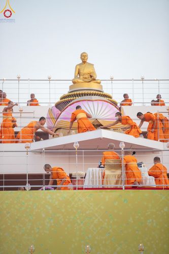 ภาพ No.201645:พิธีจุดประทีปถวายเป็นพุทธบูชา และบูชาธรรมมหาปูชนียาจารย์ ณ อาคารธรรมยาตรา กตัญญูบูชามหาปูชนียาจารย์ ตรงข้ามวัดปากน้ำภาษีเจริญ จ.กรุงเทพมหานคร ในโครงการธรรมยาตรา กตัญญูบูชา มหาปูชนียาจารย์ พระมงคลเทพมุนี(สด จนฺทสโร) พระผู้ปราบมาร อนุสรณ์สถาน 7 แห่ง