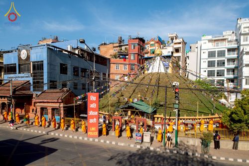 ภาพ No.213183:วันที่ 17 - 18 มีนาคม พ.ศ. 2568 คณะสงฆ์และสามเณรเดินบิณฑบาต รอบเมืองในพื้นที่ วัดสยมภูวนาถและราชวังปาตัน ณ เมืองกาฐมาณฑุ ประเทศเนปาล