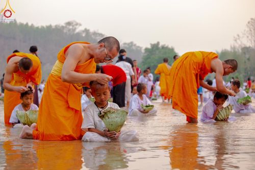 ภาพ No.63349:Photo Story  มหัศจรรย์วัดดงดินแดง Episode 1  พิธีปลงผมนาคธรรมทายาท  ในโครงการบรรพชาอุปสมบทหมู่ ฟื้นฟูพระพุทธศาสนาทั่วไทย วัดดงดินแดง ณ ลำน้ำแม่ตื่น อ.อมก๋อย จ.เชียงใหม่ วันที่ 2 เมษายน พ.ศ. 2567