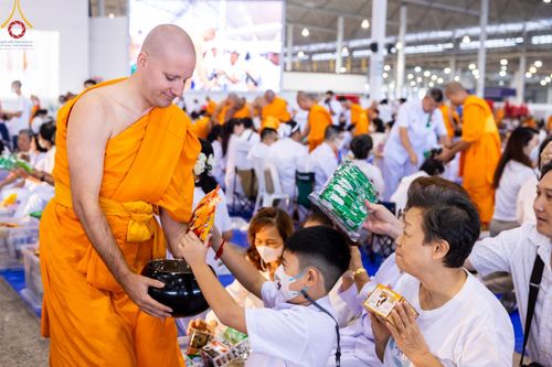 ภาพ No.207307:พิธีตักบาตร และปฏิบัติธรรมช่วงสาย ในวันมาฆบูชา วันพุธที่ 12 กุมภาพันธ์ พ.ศ. 2568 ณ วัดพระธรรมกาย จังหวัดปทุมธานี