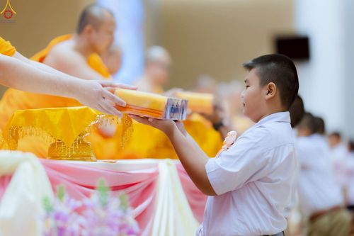 ภาพ No.245991:วันเสาร์ที่ 13 กันยายน พ.ศ. 2568 พิธีมอบผ้าไตรประธานกฐินสัมฤทธิ์เด็กดี V-Star ณ สภาธรรมกายสากล วัดพระธรรมกาย