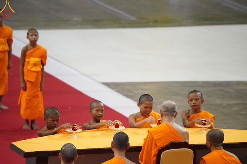 ภาพ No.153270:พิธีมุทิตาสักการะ พระภิกษุ-สามเณร ผู้สอบไล่ได้เปรียญธรรม ประโยค 1-2 ถึงประโยค ป.ธ.9 และบาลีศึกษา ประโยค1-2 ถึง บ.ศ.9 , พิธีมอบดวงแก้วสามเณรผู้ทรงบาลีไวยากรณ์ วัดพระธรรมกาย และ ศูนย์ส่งเสริมศีลธรรมในประเทศและต่างประเทศ วันอาทิตย์ที่ 8 กันยายน พ.ศ.2567