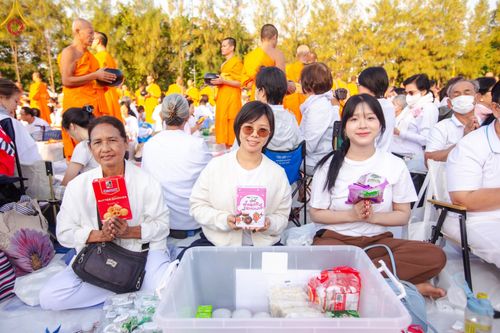 ภาพ No.193031:พิธีตักบาตรพระธรรมยาตรา ณ อนุสรณ์สถานคลองบางนางแท่น อ.สามพราน จ.นครปฐม ในโครงการธรรมยาตรา กตัญญูบูชา มหาปูชนียาจารย์ พระมงคลเทพมุนี(สด จนฺทสโร) พระผู้ปราบมาร อนุสรณ์สถาน 7 แห่ง ปีที่ 13 วันที่ 11 มกราคม พ.ศ.2568