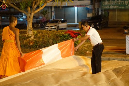 ภาพ No.187223:พิธีตักบาตรพระ ๕๐๐ รูป "สร้างบุญใหญ่ ส่งท้ายปีเก่า ต้อนรับปีใหม่ ๒๕๖๘" วันเสาร์ที่ ๒๘ ธันวาคม พ.ศ. ๒๕๖๗ ณ ถนนหน้าที่ว่าการอำเภอภูเรือ จังหวัดเลย