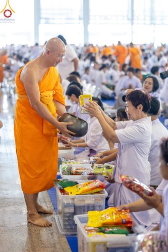 ภาพ No.159003:พิธีตักบาตร ในวันอาทิตย์ต้นเดือน วันที่ 6 ตุลาคม พ.ศ. 2567 ณ สภาธรรมกายสากล วัดพระธรรมกาย