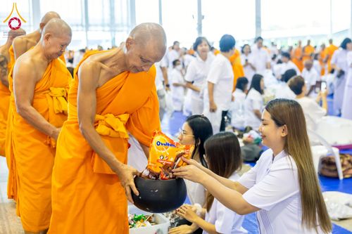 ภาพ No.223415:วันวิสาขบูชา วันอาทิตย์ที่ 11 พฤษภาคม พ.ศ. 2568 พิธีตักบาตร และปฎิบัติธรรม ณ สภาธรรมกายสากล วัดพระธรรมกาย